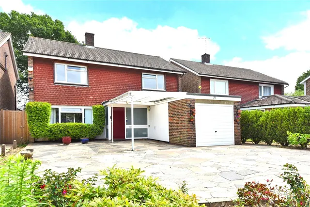 4 bedroom house — Woodgavil, Banstead, Surrey, SM7
