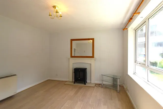 Leegate Road, Heaton Moor, photo 3