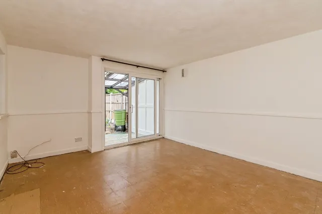 Photo 3 — Travers Way, BASILDON, Essex, SS13