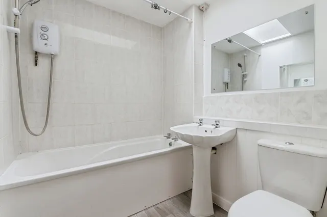 Photo 2 — Travers Way, BASILDON, Essex, SS13