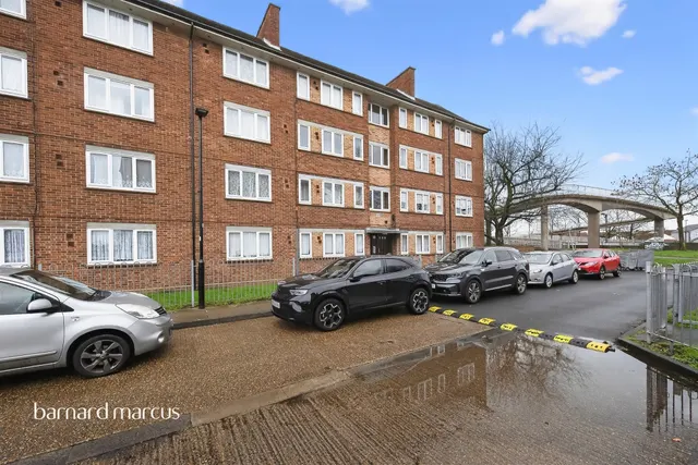 Swift Road, Feltham, photo 1