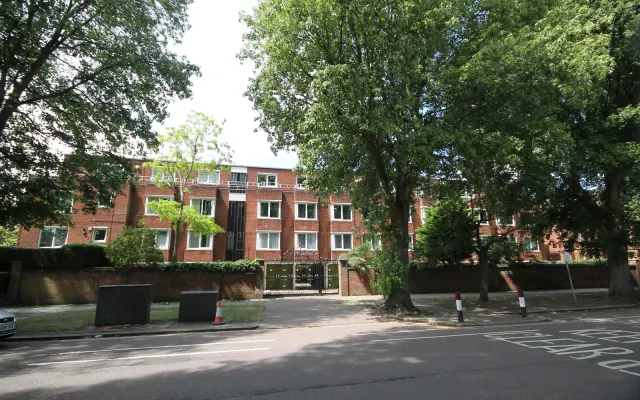 De Parys Avenue, Bedford, photo 1