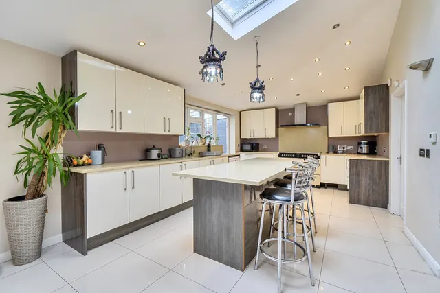 Swakeleys Road, Ickenham, UB10, photo 3