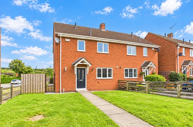 St. Oswalds Crescent, Ashbourne, photo 1
