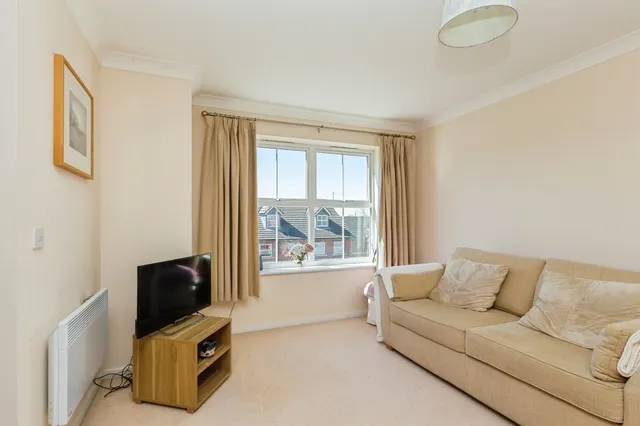 Juniper Drive, Weston Turville, HP22, photo 3