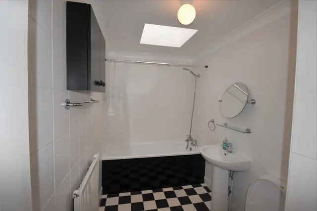 Photo 3 — Hatherley Road, Sidcup, DA14