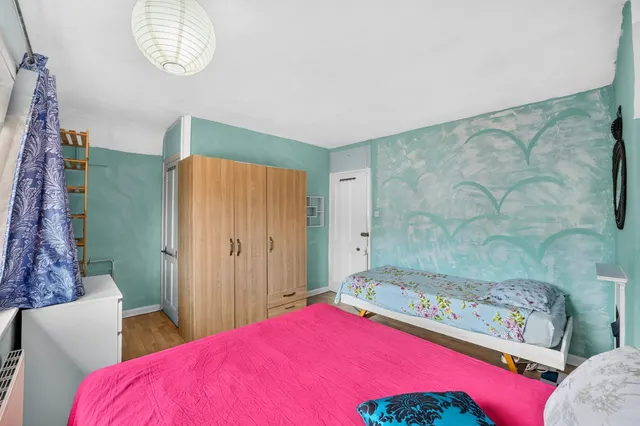 Photo 2 — Chester Gardens, Morden
