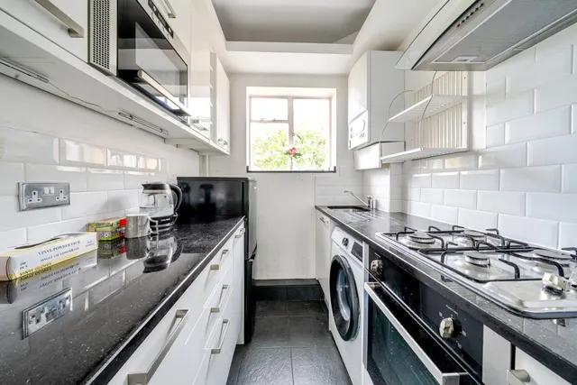 Photo 2 — Kings Avenue, Clapham, London, SW4