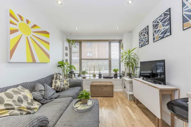 Streatham High Road, SW16, photo 1