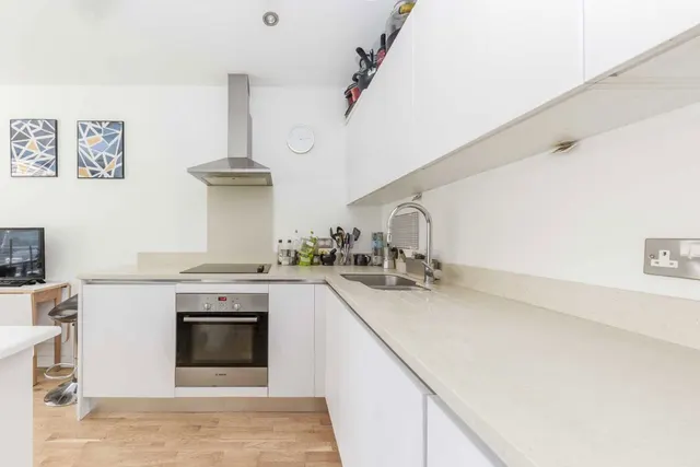 Streatham High Road, SW16, photo 3