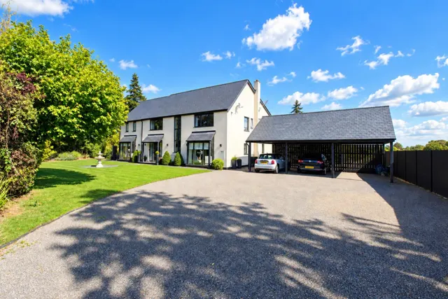 White Roding, Dunmow, CM6, photo 1