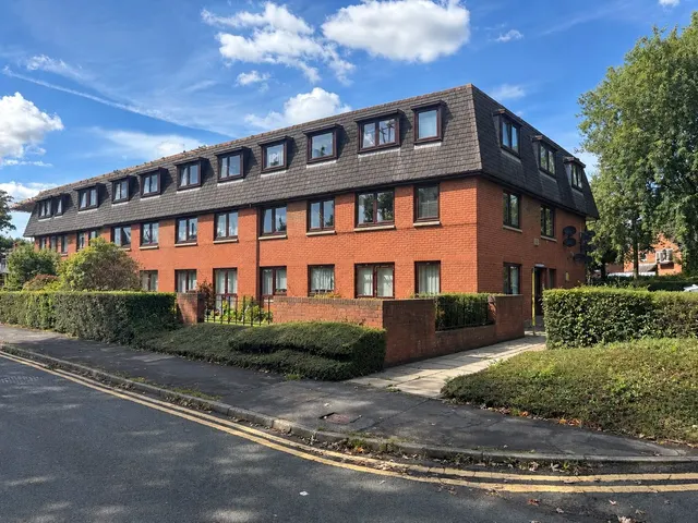 Hanover Court, Ingol, PR2, photo 1