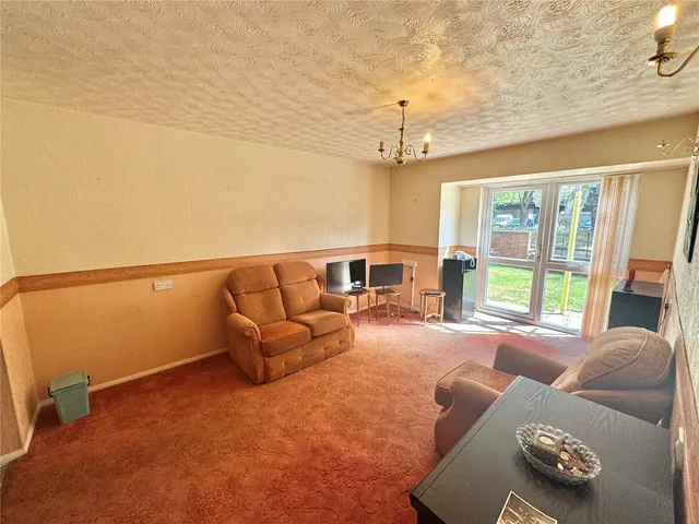 Hanover Court, Ingol, PR2, photo 3