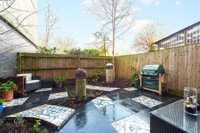 Photo 2 — Guide £550,000 - £575,000 Florida Street, London E2