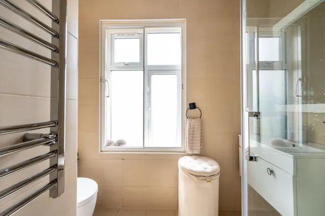 Photo 3 — Flat 5, 1-5 Broadway Parade, The Broadway, London