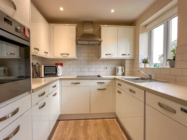 Christ Church Close, Nailsea, BS48, photo 2