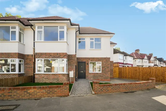 Hollycroft Avenue, Wembley, HA9, photo 3