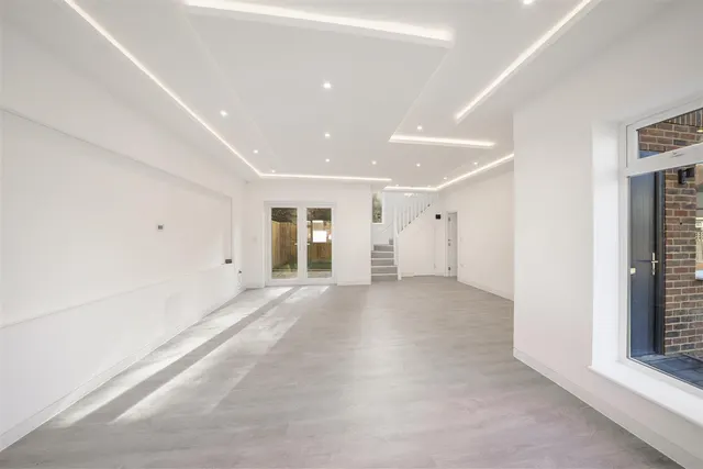 Hollycroft Avenue, Wembley, HA9, photo 2