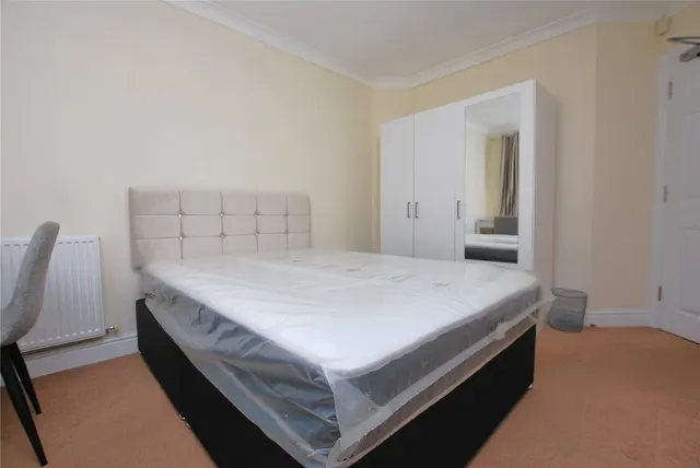 Fairborne Way, Guildford, GU2, photo 2