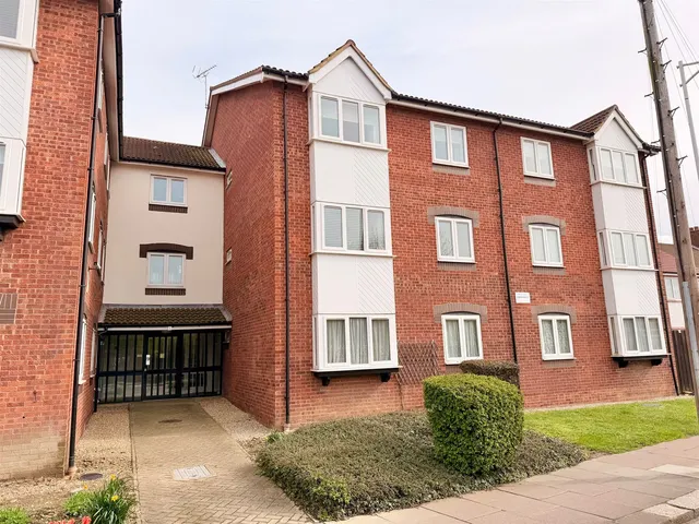 Cunningham Close, Romford, RM6, photo 1