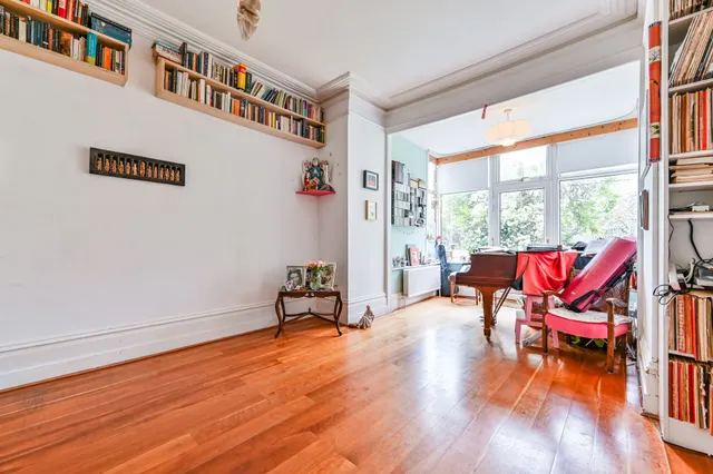 23 Cranwich Road, London, photo 1