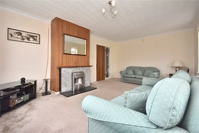 Field End Crescent, Leeds, LS15, photo 2