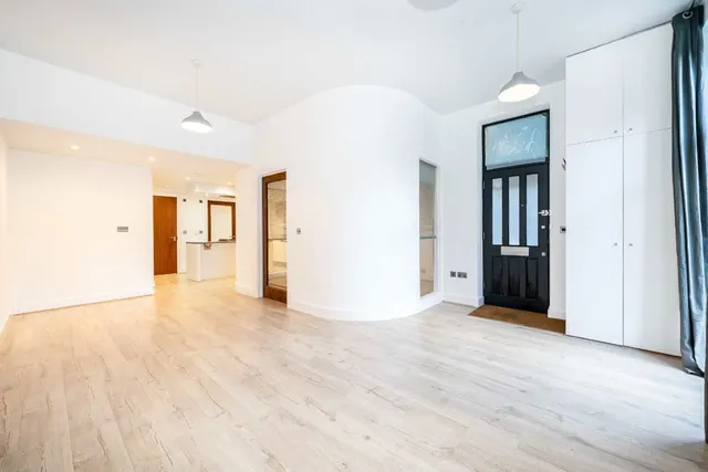 Coleshill Road, TW11, photo 2