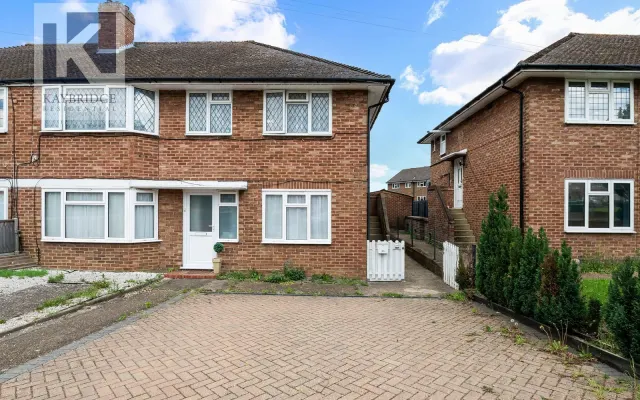 Reynolds Avenue, Chessington, KT9, photo 1