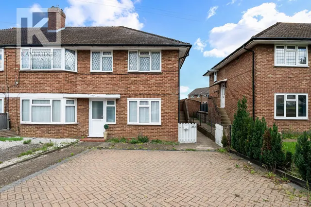Reynolds Avenue, Chessington, KT9, photo 1