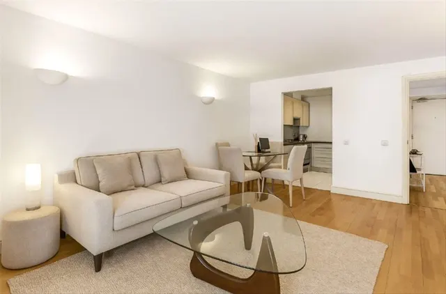 Plumbers Row, Aldgate, photo 1