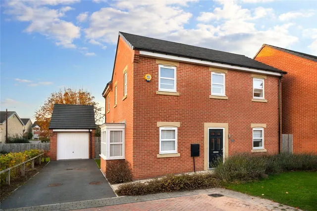 Crocus Drive, Drighlington, BD11, photo 1