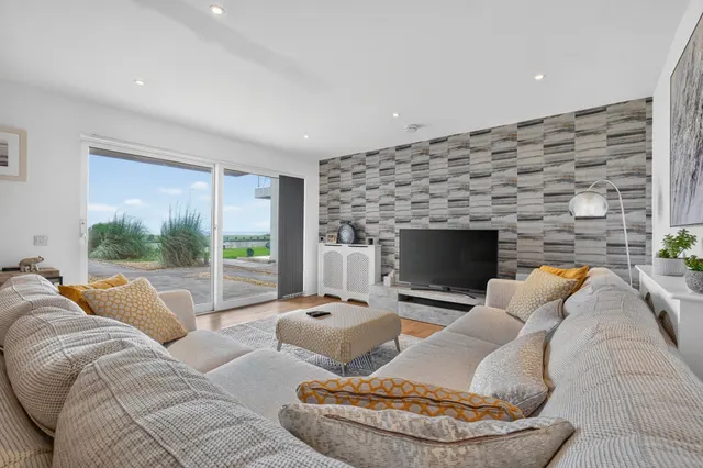 Photo 3 — 3 Beach View, Beach Road, Troon, KA10 6XQ