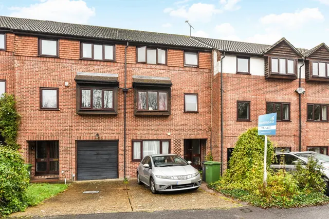 Honeysuckle Close, Badger Farm, Winchester, photo 1