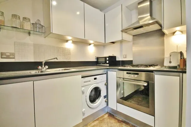 Vicarage Road, Egham, TW20, photo 3