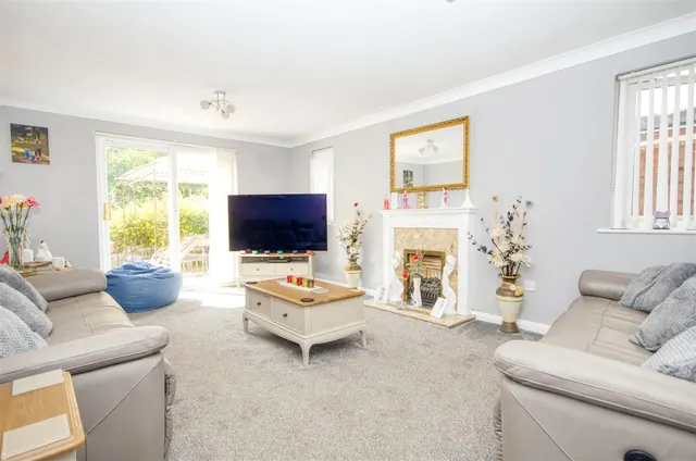 Photo 3 — Thistle Road, Hedge End, Southampton, SO30 0TT
