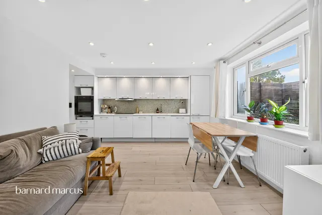 Friern Park, London, N12, photo 2