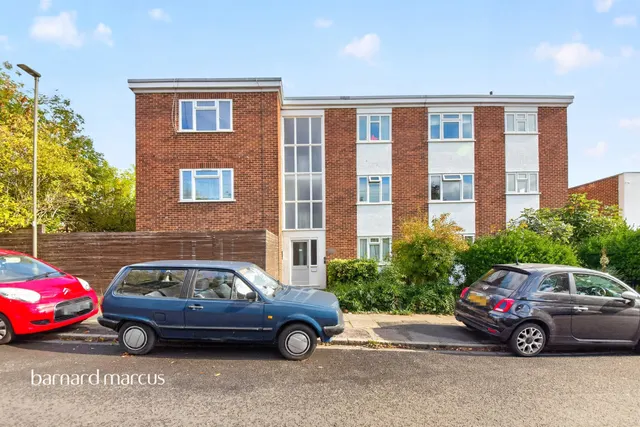Friern Park, London, N12, photo 1