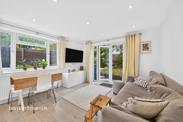 Friern Park, London, N12, photo 3