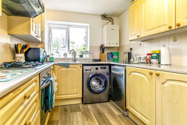Swan Close, Storrington, RH20, photo 3