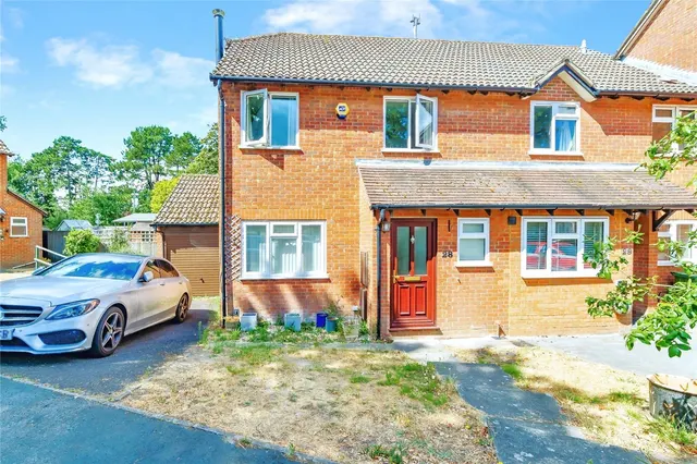 Swan Close, Storrington, RH20, photo 1
