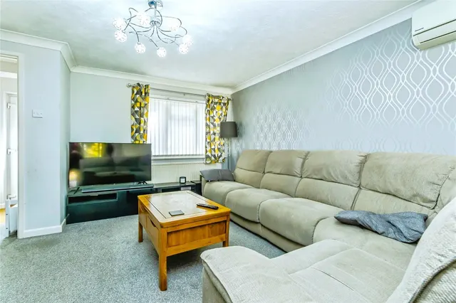 Swan Close, Storrington, RH20, photo 2