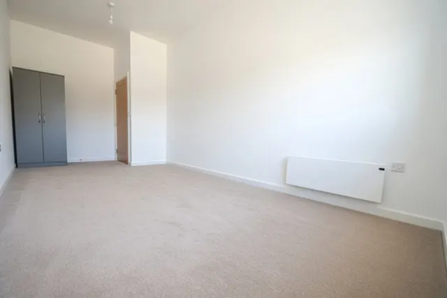 Lakeside Close, Staines-upon-Thames, photo 3