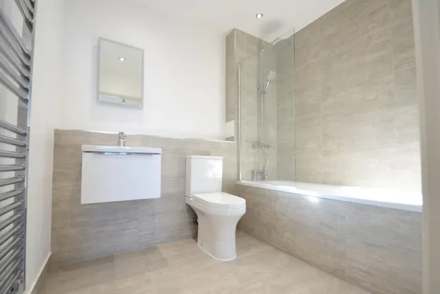 Lakeside Close, Staines-upon-Thames, photo 2