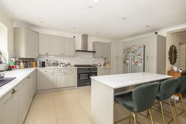 Robin Hood Way, London, SW15, photo 1