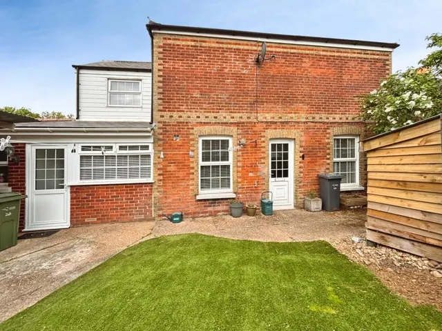 Clifford Street, Newport, PO30, photo 1