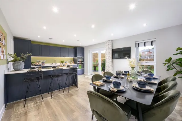 with 4 bedrooms in London Road, Newport, CB11, photo 2