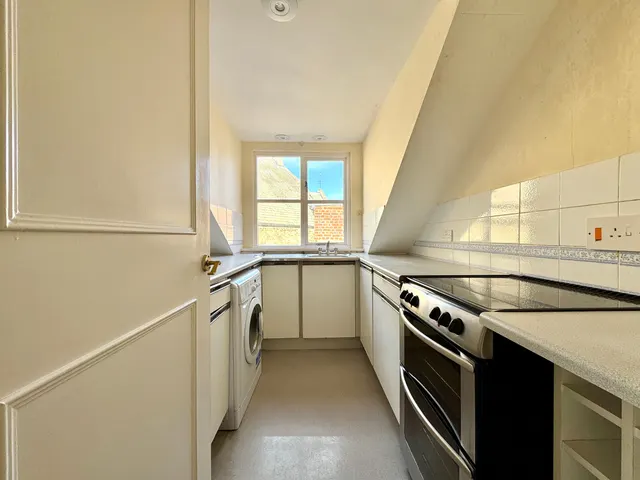 Marlborough Street, SN7, photo 3