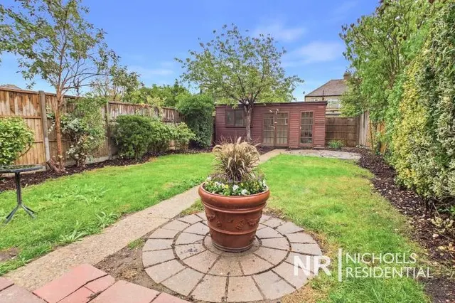 Cedarcroft Road, Chessington, KT9, photo 3