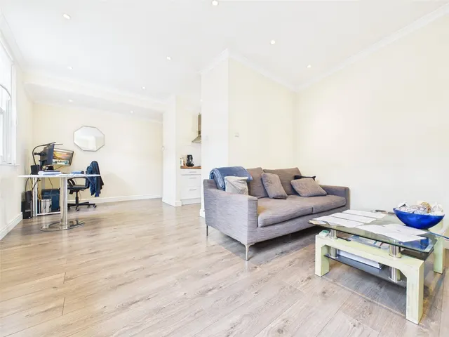 Tudor Road, Hampton, TW12, photo 1