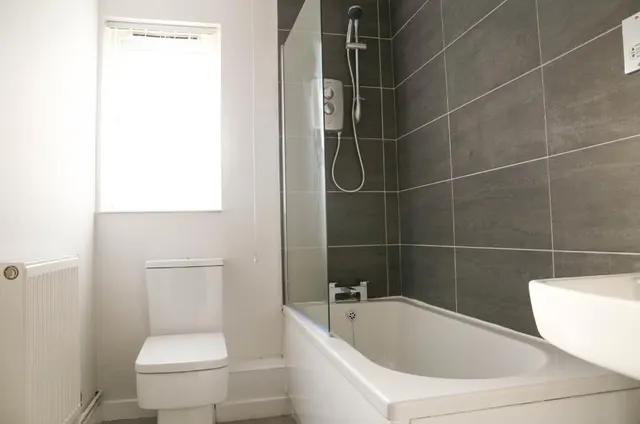 Francine Close, Liverpool, L3, photo 2
